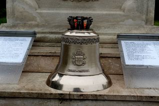 zvon na pouti do obnovovaneho kostela v Avignonu (FR).jpg