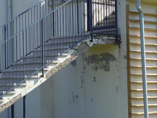 Nefunkční schodiště u Základní školy